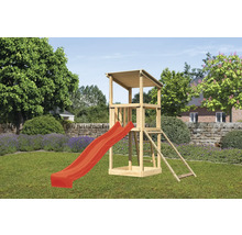Holzspielturm mit roter Rutsche im Garten.