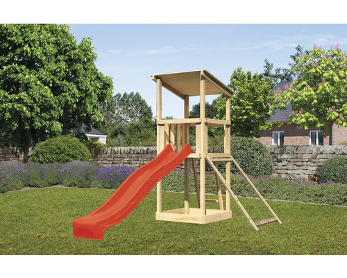 Tour de jeu en bois avec toboggan rouge dans le jardin.