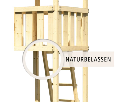 Detailansicht eines naturbelassenen Holzspielturms mit Leiter