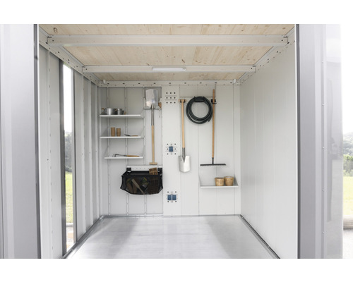 Vue intérieure d''une armoire de jardin avec étagères et outils de jardinage