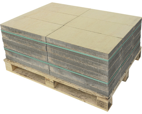 Pile de dalles de béton sur une palette pour l''aménagement paysager