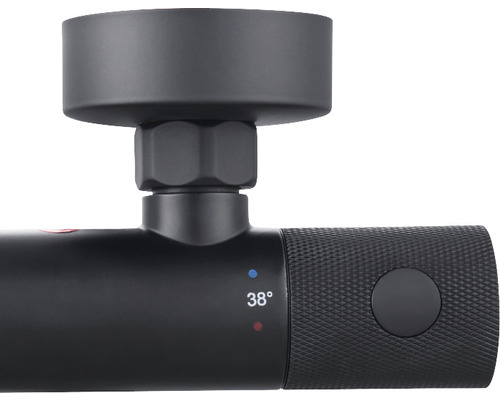 Detailansicht eines schwarzen Thermostats mit Temperaturanzeige 38 Grad