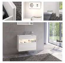 Salle de bains moderne avec meuble sous-lavabo, vasque à poser, miroir et éclairage
