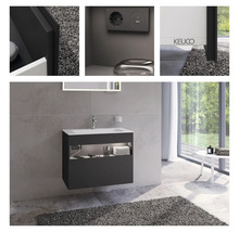 Modernes Badezimmer mit Waschbeckenunterschrank, Spiegel und Steckdose mit USB Anschluss