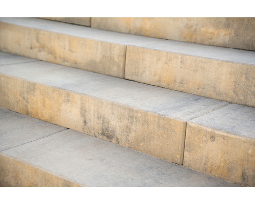Nahaufnahme von Steintreppen im Aussenbereich