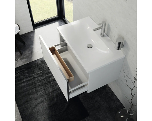 Weißer Waschtisch mit offenem Schubfach im Badezimmer