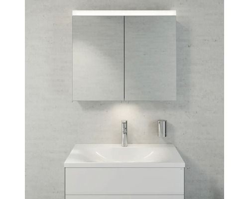 Modernes Badezimmer mit Waschtischunterschrank, Armatur, Seifenspender und Spiegelschrank mit Beleuchtung