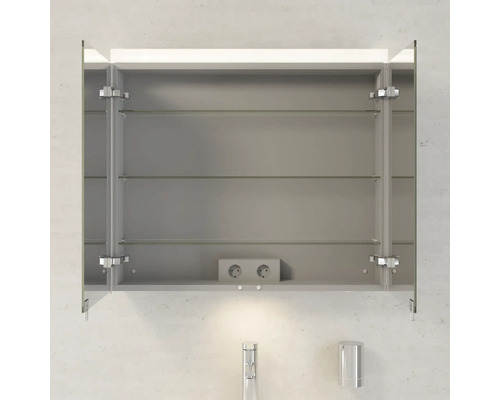 Offener Spiegelschrank mit Glasablagen und Steckdose für das Badezimmer