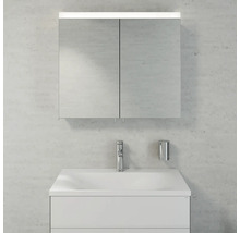Badezimmer mit Waschbecken, Spiegelschrank und Beleuchtung