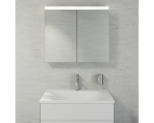 Badezimmer mit Waschbecken, Spiegelschrank und Beleuchtung