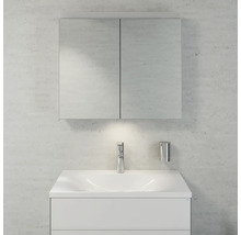 Badezimmer mit Waschbeckenunterschrank, Armatur, Seifenspender und Spiegelschrank