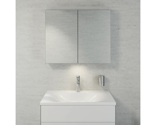 Badezimmer mit Waschbeckenunterschrank, Armatur, Seifenspender und Spiegelschrank