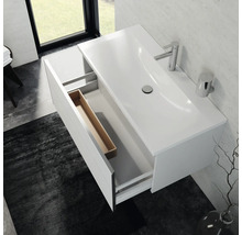 Waschtischunterschrank mit geöffneter Schublade, Aufsatzwaschbecken, Armatur und Bad-Accessoires in einem hellen Badezimmer.