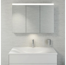 Badezimmer mit Spiegelschrank, Waschbeckenunterschrank und Armatur