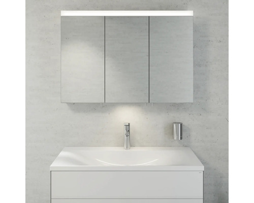 Salle de bain avec armoire de toilette, meuble sous-lavabo et robinetterie