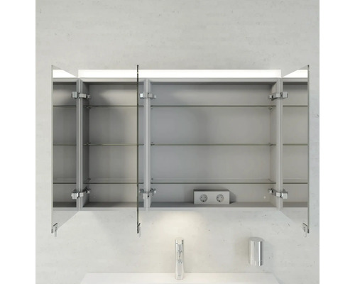 Armoire de toilette ouverte avec étagères en verre et prise électrique