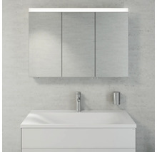 Badezimmer mit Spiegelschrank, Waschbecken und Armatur