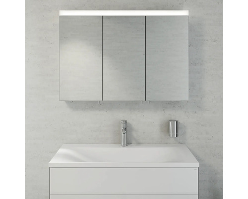 Salle de bains avec armoire de toilette, lavabo et robinet