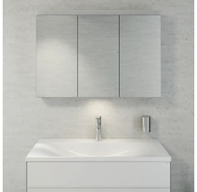 Badezimmer mit Spiegelschrank, Waschbecken und Armatur