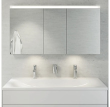 Badezimmer mit Waschbecken, Armaturen und Spiegelschrank