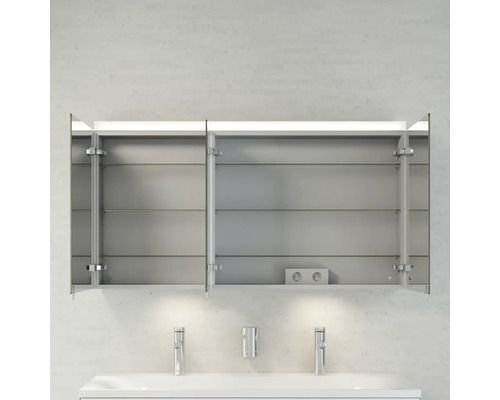 Offener Spiegelschrank mit Glasablagen und Steckdose über einem Waschbecken