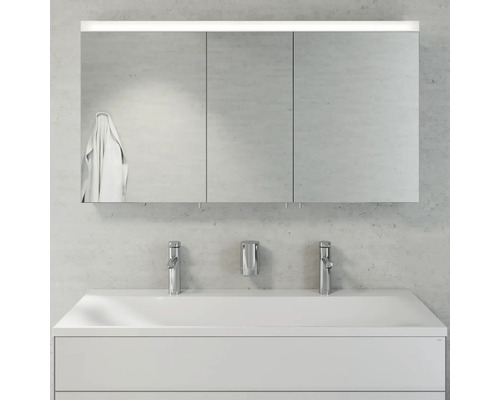 Modernes Badezimmer mit Spiegelschrank, Waschbecken und Armaturen