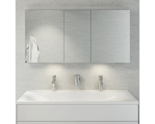 Badezimmer mit Spiegelschrank, Waschbecken und Armaturen