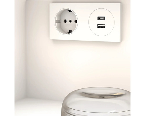 Steckdose mit USB Anschlüssen in der Wand