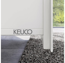 Detailansicht eines weißen Badezimmerschranks mit Keuco Logo