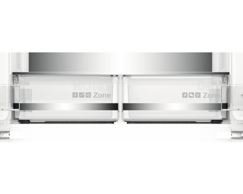 Innenraum eines Kühlschranks mit Feuchtigkeits- und Trockenzonen