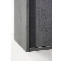 Detailaufnahme eines grauen Badezimmerschranks mit strukturierter Oberfläche.