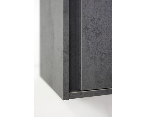 Gros plan d''un meuble de salle de bains gris avec une surface structurée.