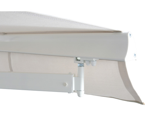 Detailansicht einer Markise mit hellem Stoff und mechanischen Bauteilen
