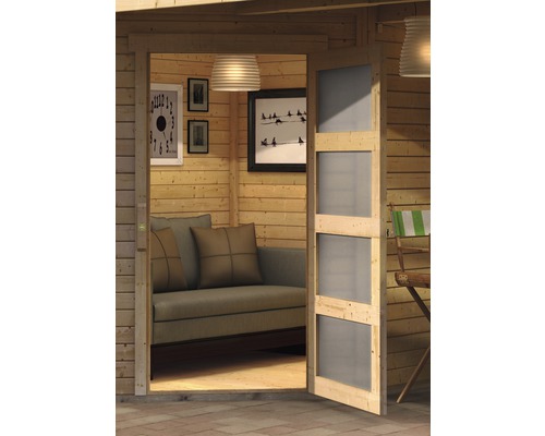 Innenansicht eines Gartenhauses mit Sofa, Tisch und Dekoration