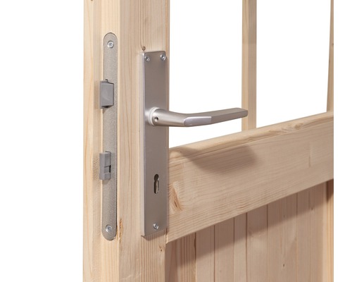 Detailansicht eines Gartentors aus Holz mit Türgriff und Schlosskasten