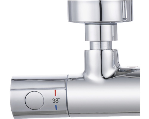Nahaufnahme einer Armatur mit Temperaturregler und 38 Grad Anzeige