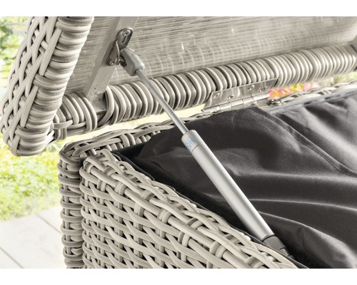 Detailansicht eines geöffneten Rattan Gartentruhe mit Gasdruckfeder