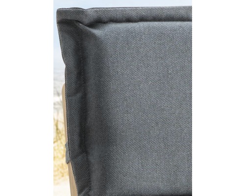Gros plan d''un coussin d''assise gris pour mobilier de jardin