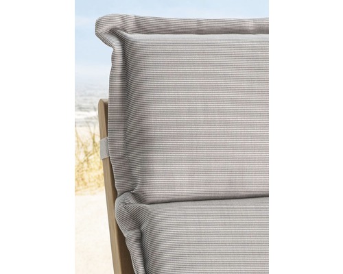 Vue détaillée d''un coussin d''extérieur rayé sur une chaise en bois