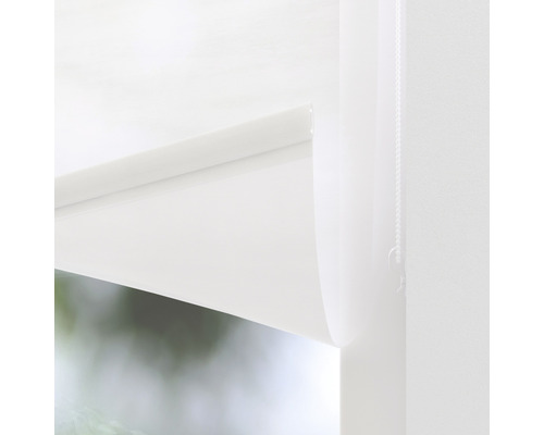 Vue détaillée d''un store enrouleur blanc avec chaînette pour la décoration de fenêtre