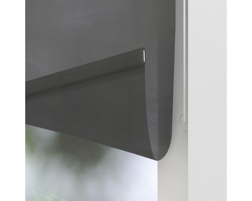 Store enrouleur gris sur fenêtre avec chaînette