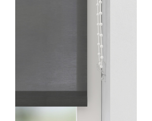 Store enrouleur gris foncé avec chaînette à la fenêtre