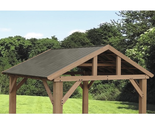 Detailansicht eines Gartenpavillons mit Metalldach und Holzrahmen