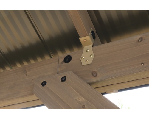 Detailansicht der Holzkonstruktion eines Gartenhauses mit Metallwinkel und Schrauben