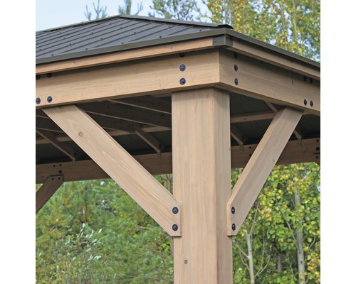 Detailansicht eines Holzpavillons mit Metalldach