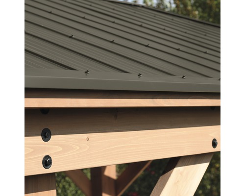 Detailansicht eines Gartenpavillons mit Metalldach und Holzkonstruktion