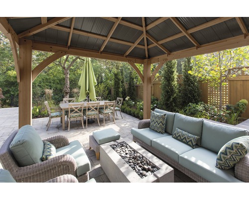 Gartenpavillon mit Esstisch, Stühlen, Lounge-Möbeln und Feuerstelle