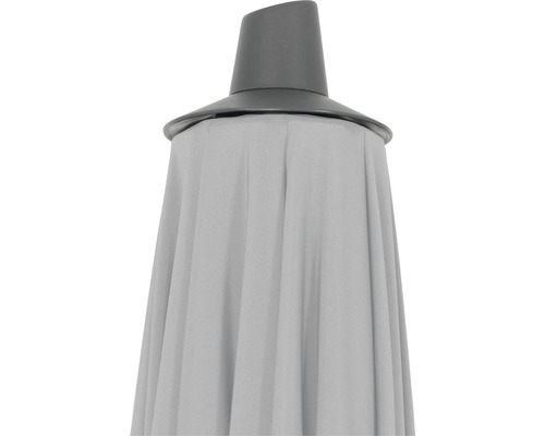 Vue détaillée d''un parasol avec armature métallique et revêtement en tissu