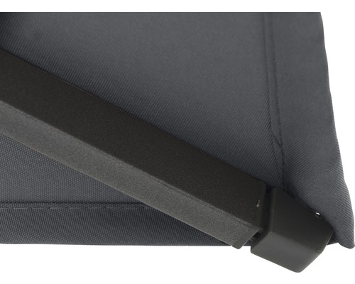 Detailansicht eines Markisenarms mit Stoff