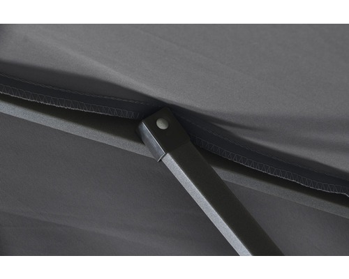 Detailansicht eines Pavillons mit Gestänge und Stoffdach